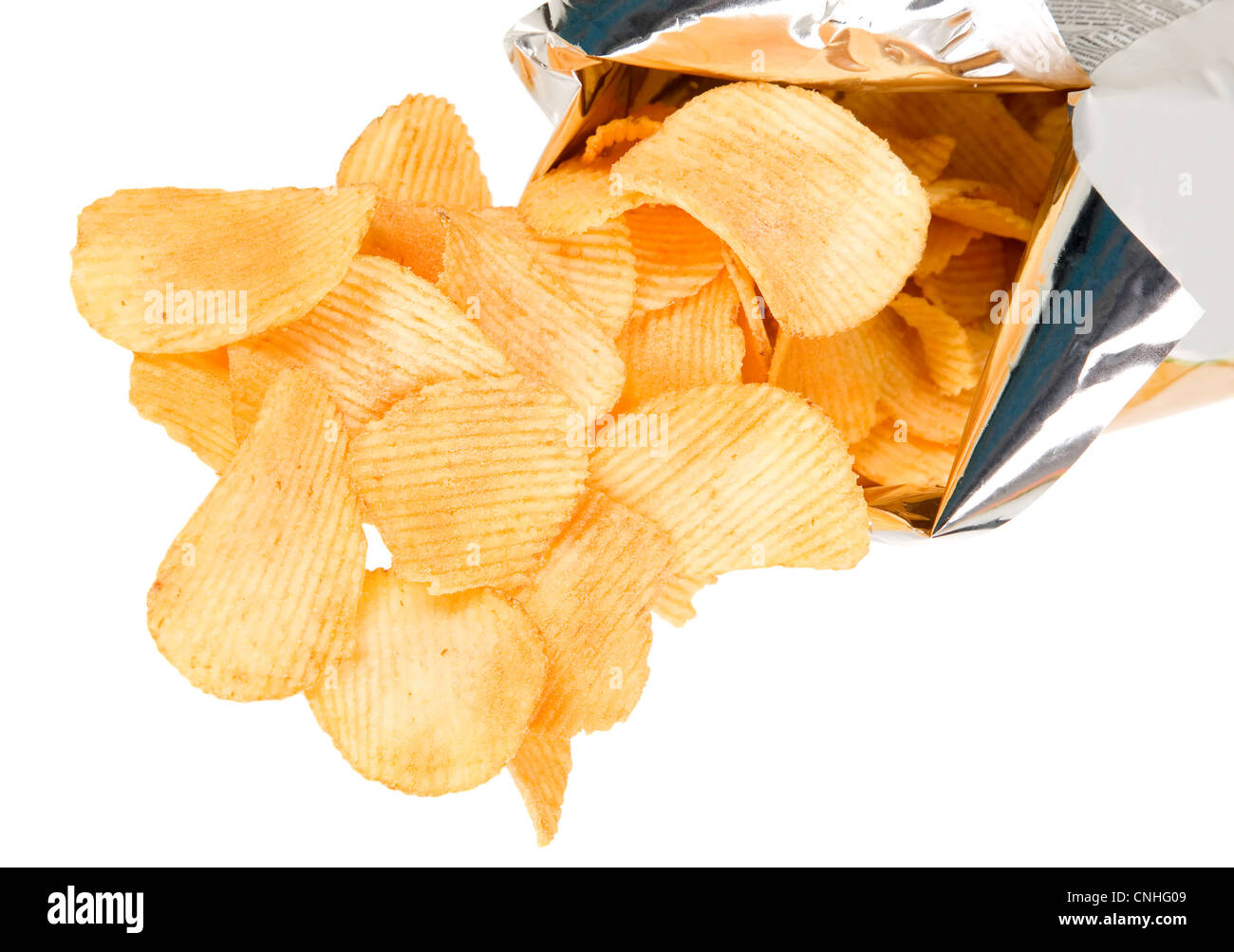 Chips aus goldenen Kartoffeln im Silbersack Stockfoto
