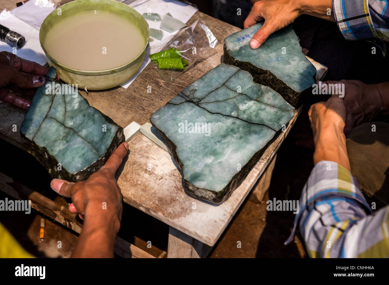 Kauf und Verkauf von jade Steinen in Mandalay, Myanmar Stockfoto