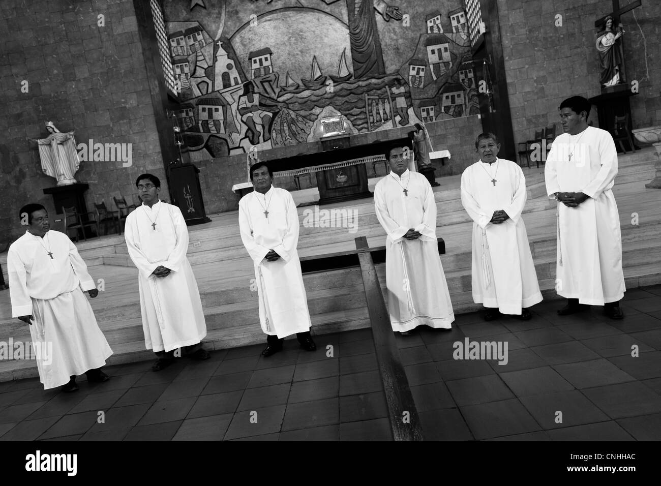 Katholischen Anhänger bereiten sich auf das hölzerne Kreuz während des jährlichen Rituals der Karwoche in Santa Elena, Ecuador zu tragen. Stockfoto