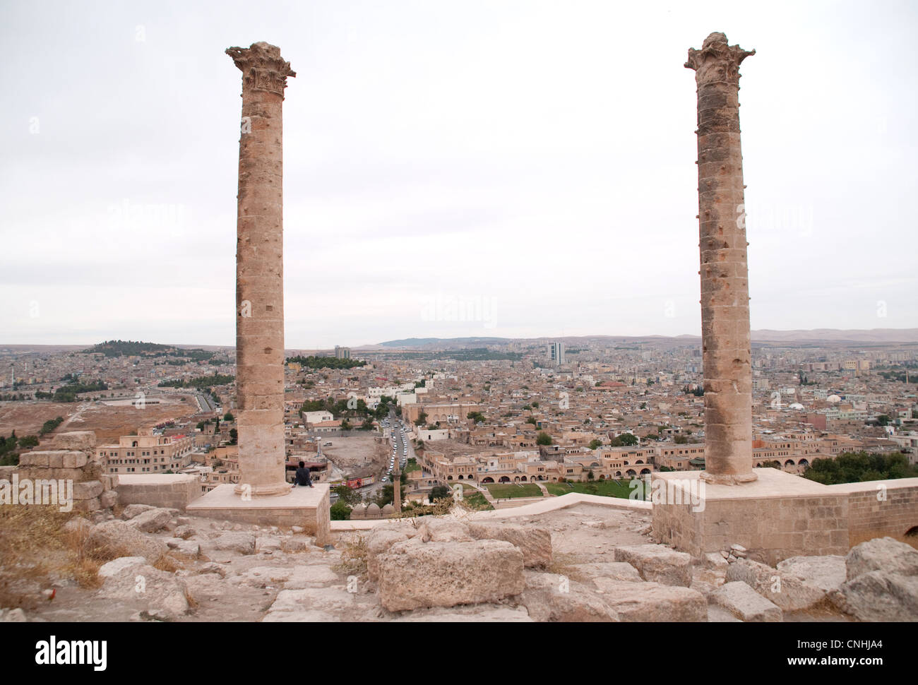 Alte römische korinthische Säulen an der Zitadelle Edessa mit Blick auf die Stadt Urfa in der östlichen Anatolien Region im Südosten der Türkei. Stockfoto