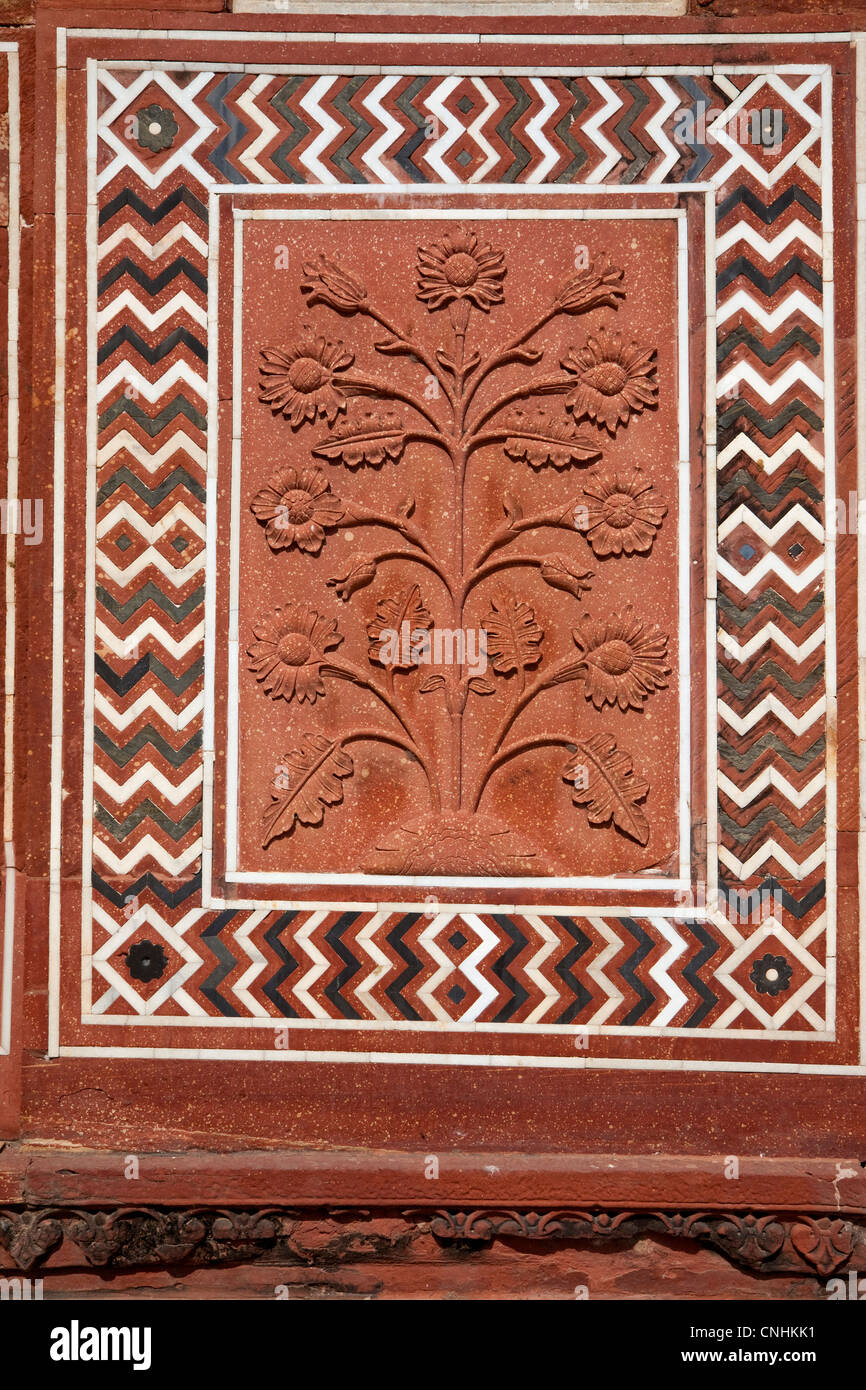 Agra, Indien. Taj Mahal Moschee. Florales Design in rotem Sandstein. Stockfoto