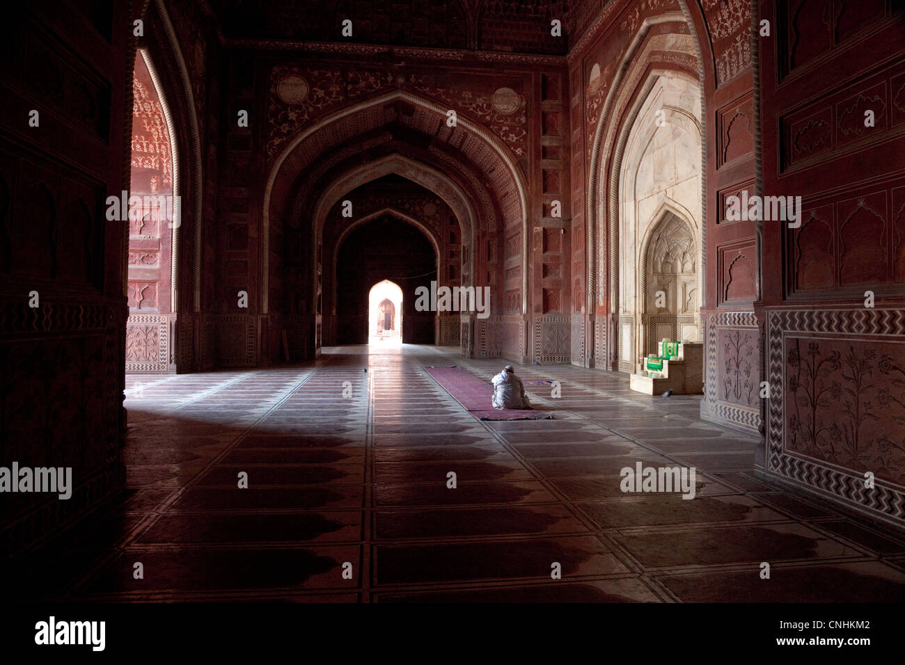 Agra, Indien. Taj Mahal Moschee. Imam Lesung des Korans während des Wartens auf Gebetszeit. Stockfoto