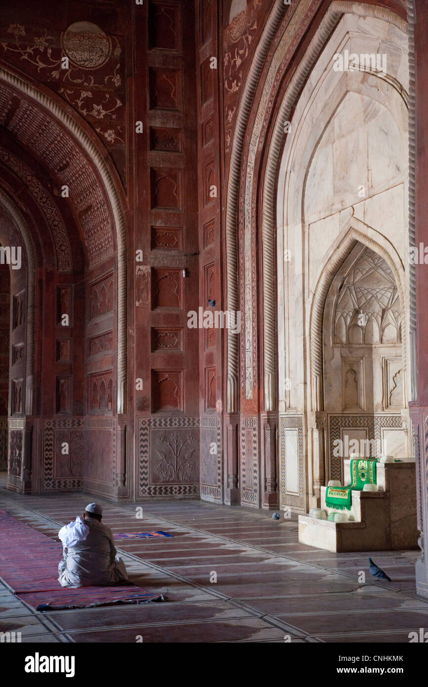 Agra, Indien. Taj Mahal Moschee. Imam Lesung des Korans während des Wartens auf Gebetszeit. Stockfoto