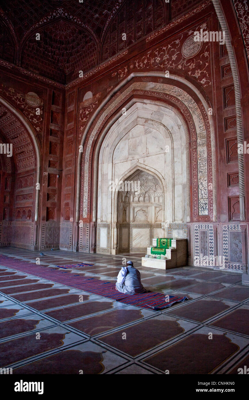 Agra, Indien. Taj Mahal Moschee innen. Imam-Lesung aus dem Koran während erwartet Gebetszeit. Stockfoto