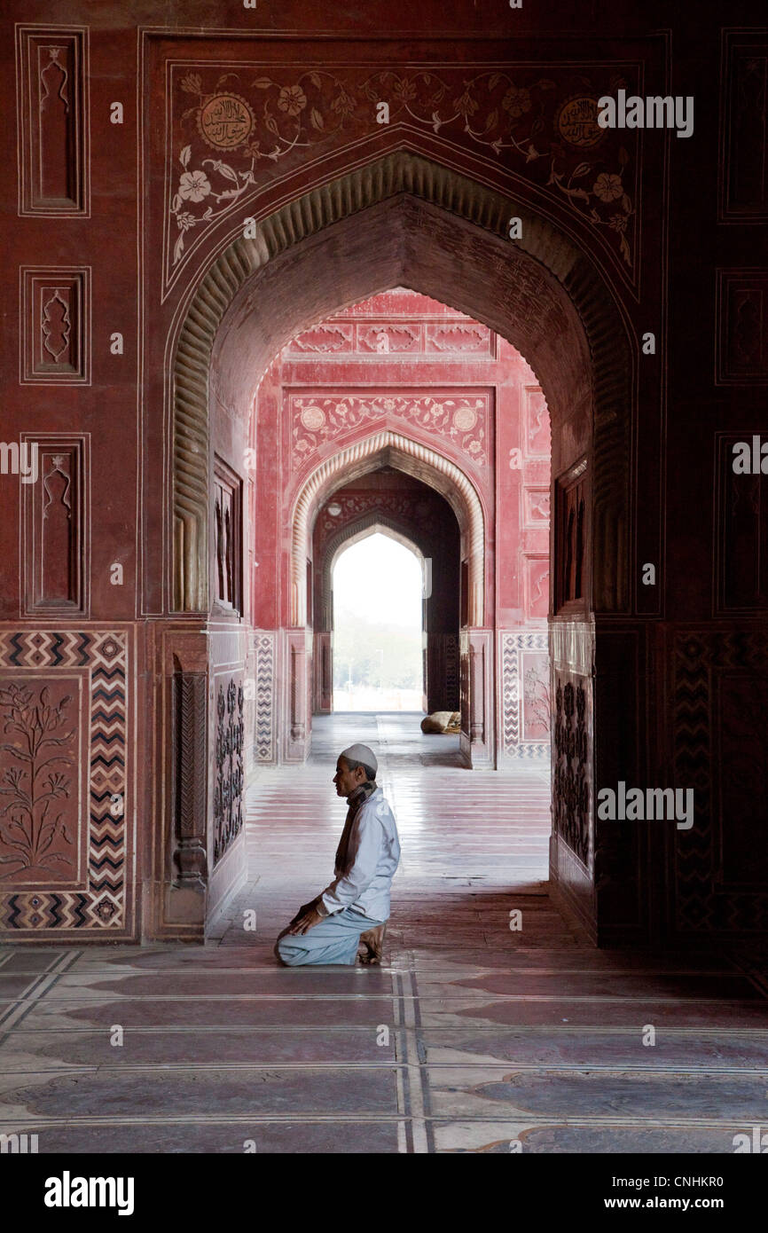 Agra, Indien. Taj Mahal Moschee. Mann, der betet. Stockfoto