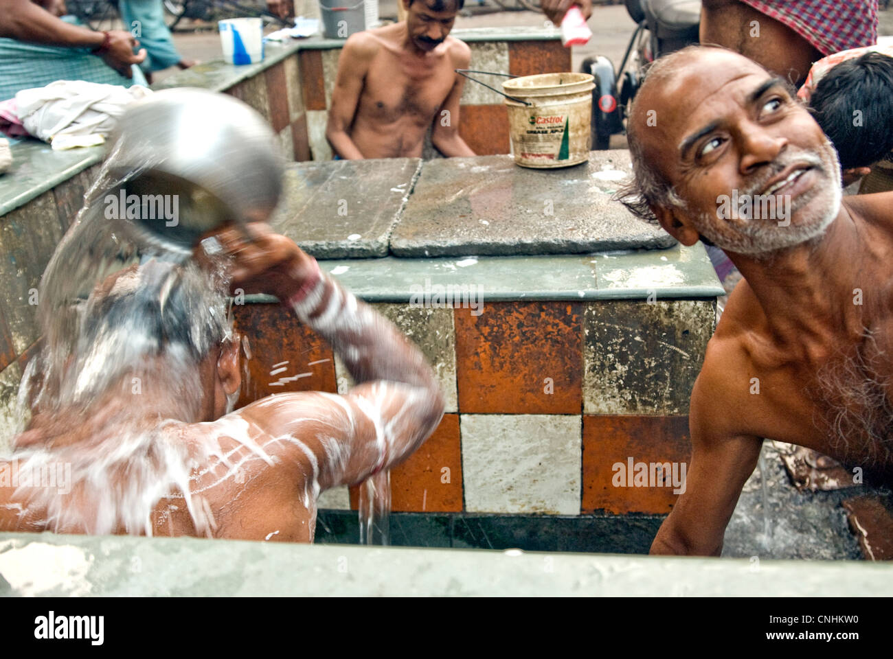 Männer, die Badewanne auf den Straßen von Kalkutta Stockfoto
