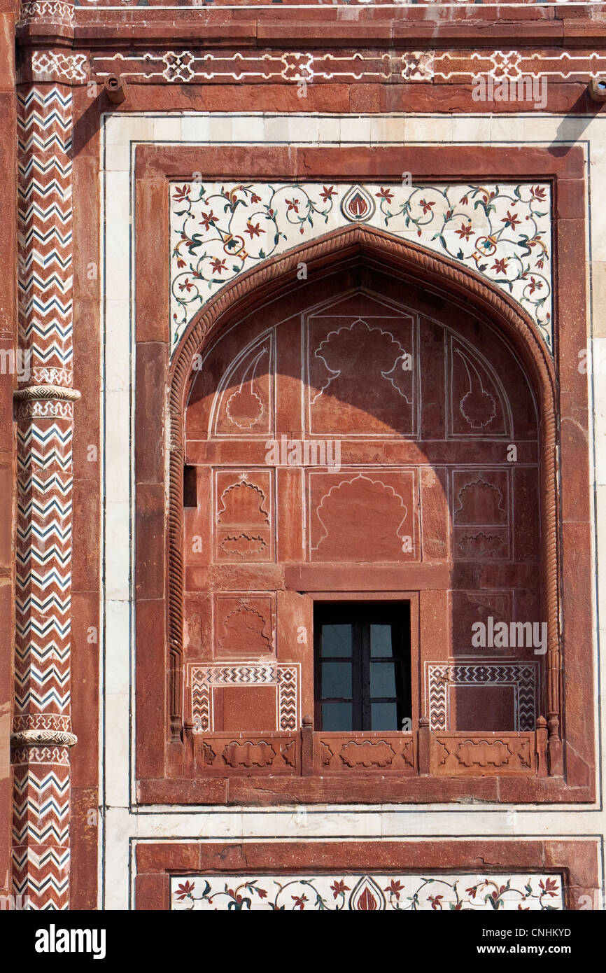 Agra, Indien. Taj Mahal. Gateway Eintrittsöffnung des Taj und seine Gärten. Balkon und floralen Design. Stockfoto