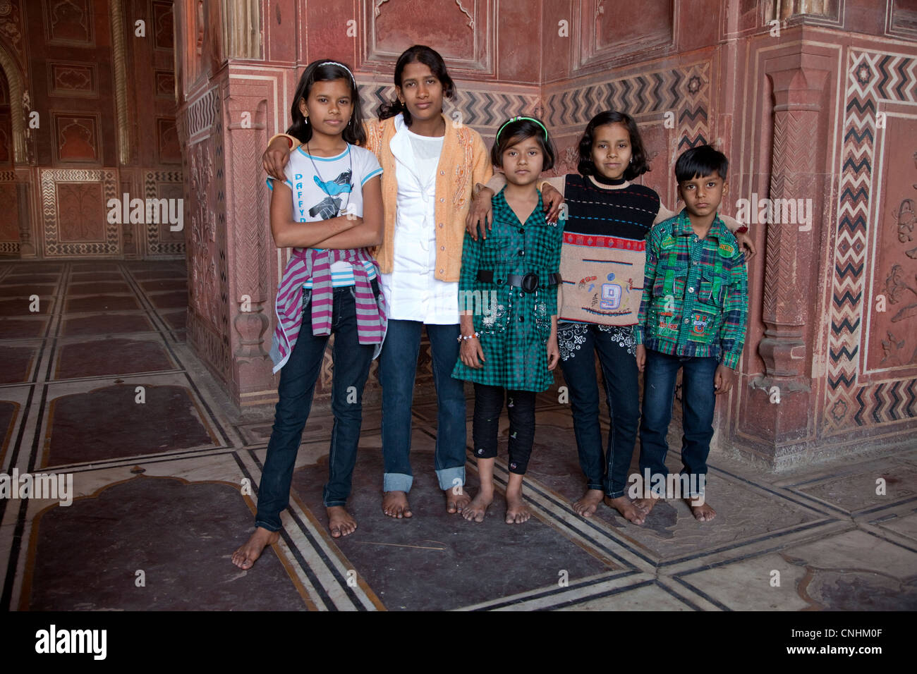 Agra, Indien. Taj Mahal Moschee. Vier junge indische Mädchen und ein Junge. Stockfoto