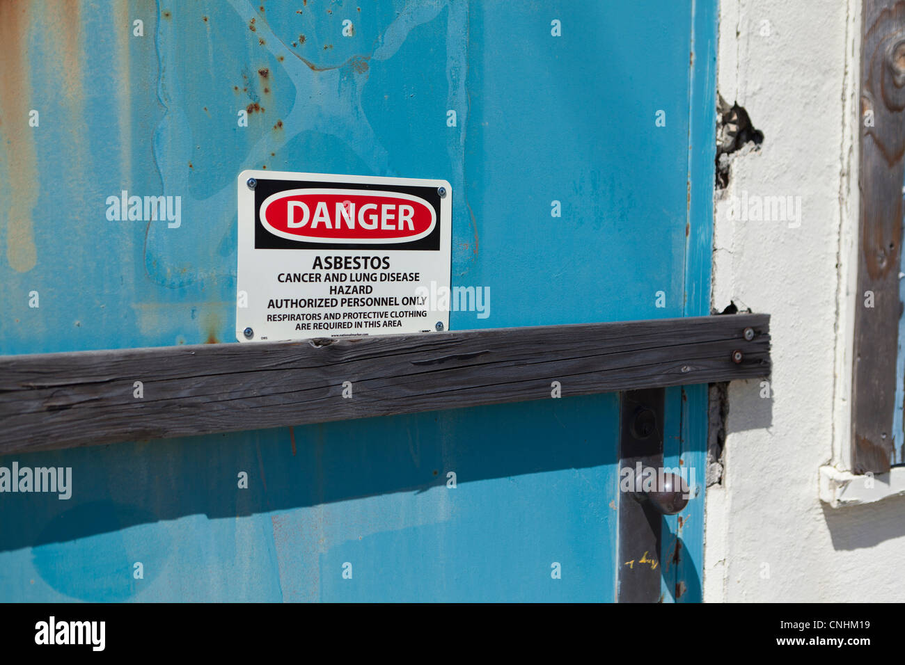 Asbest Warnschild geschrieben am Tür Stockfoto