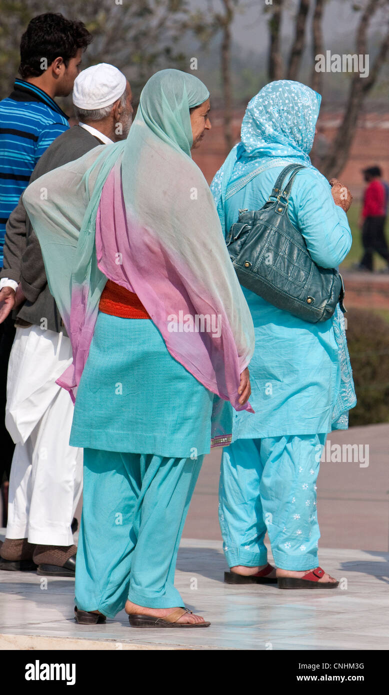 Agra, Indien. Taj Mahal. Indische Frauen tragen einen Shalwar Kameez, lockere Hosen gekrönt von einer langen, lockeren Hemd. Stockfoto