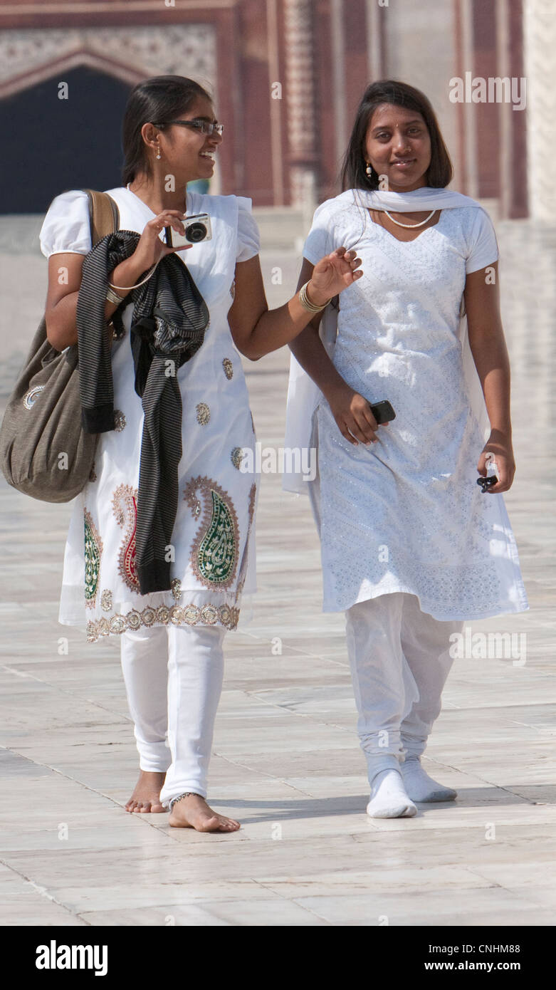 Agra, Indien. Zwei junge Inderinnen im Taj Mahal. Stockfoto