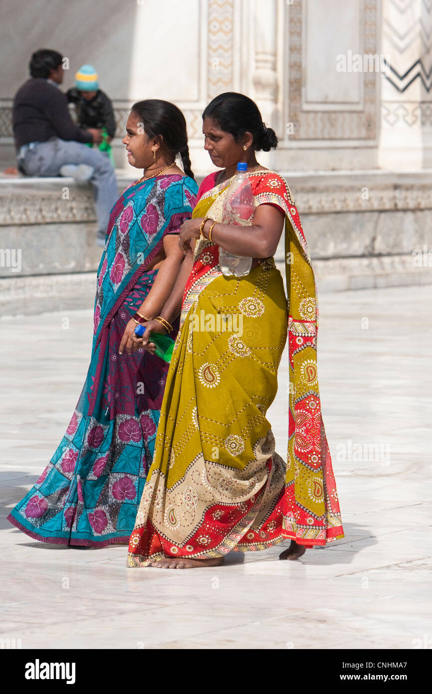 Agra, Indien. Taj Mahal. Zwei indische Frauen tragen Saris. Stockfoto