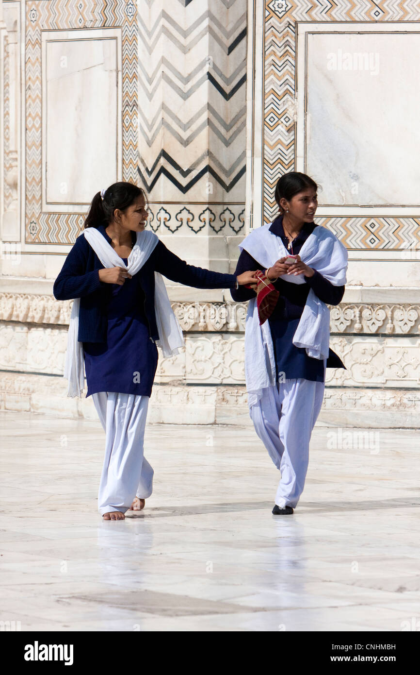 Agra, Indien. Taj Mahal. Zwei junge indische Frauen tragen Shalwar (lange Hosen) und Kameez (lang, locker geschnittene Shirt). Stockfoto