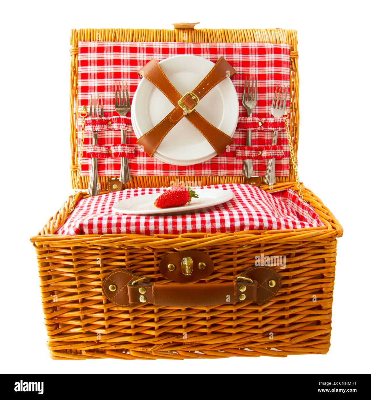 Holz-Korb für Picknick mit Platten und einer Erdbeere, isoliert auf weiß Stockfoto