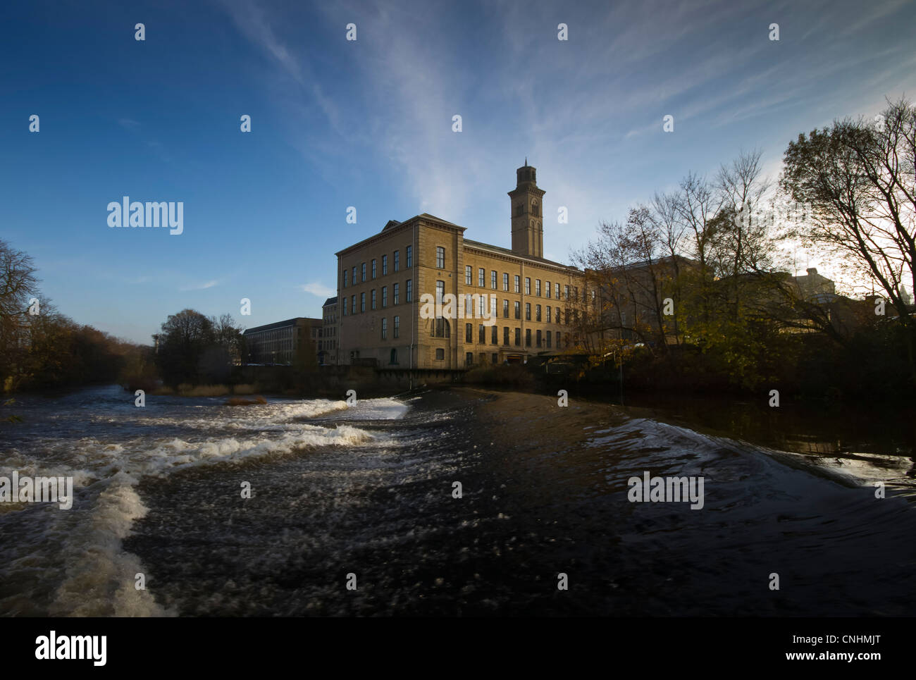 Neue Mühle und den Fluss Aire in Saltaire, West Yorkshire. Stockfoto