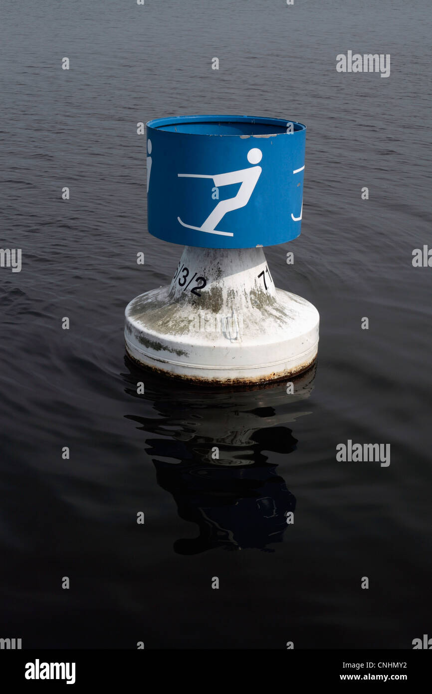 Eine Boje mit einem Symbol für Wasserski auf dem See Stockfoto