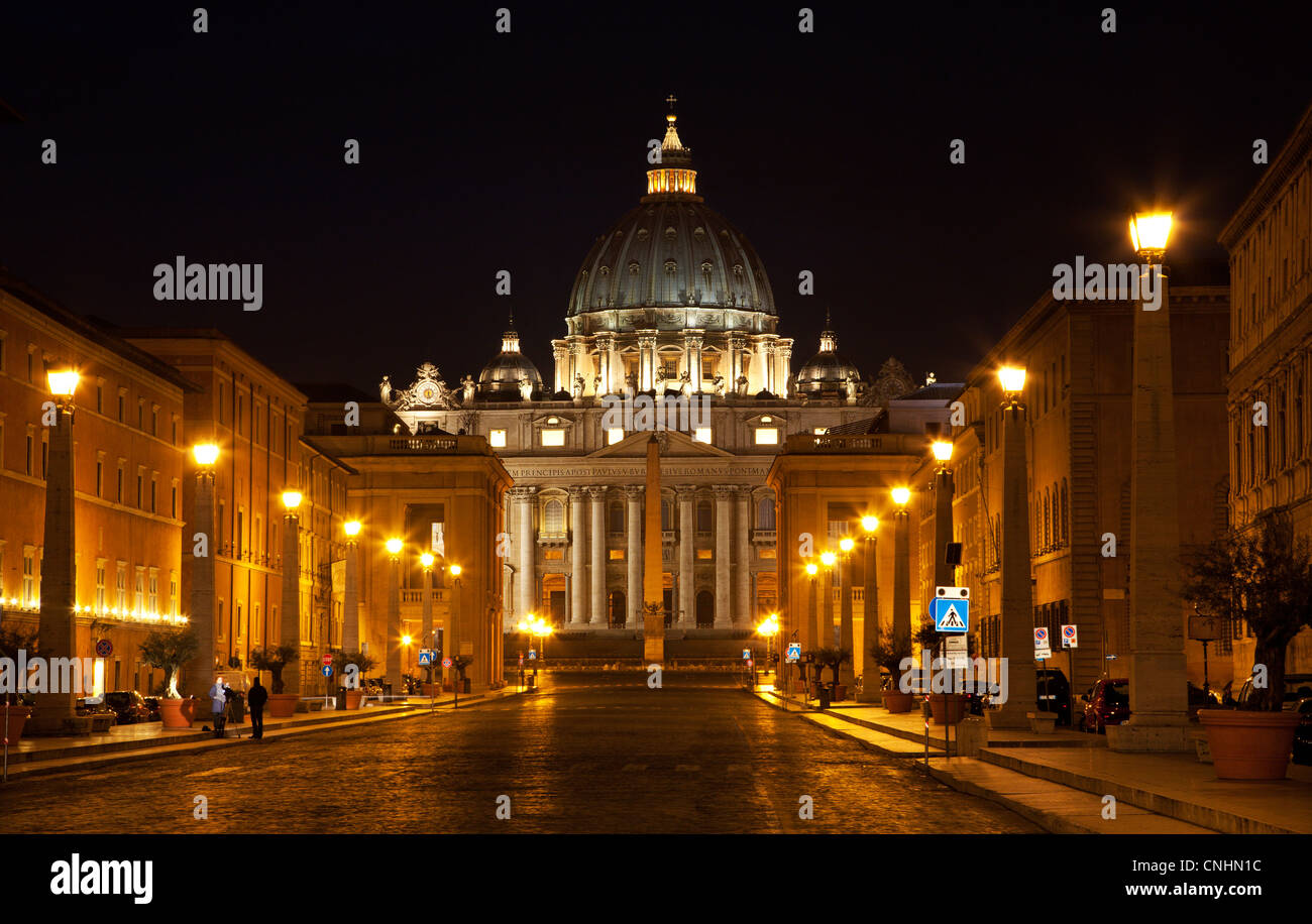 Rom - s Petersdom und Straße in der Nacht Stockfoto
