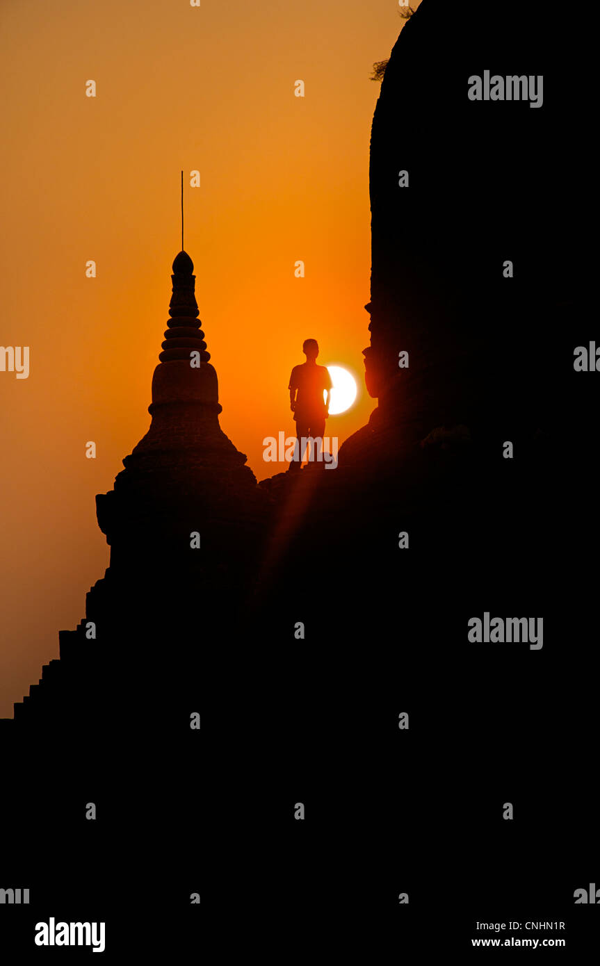 Silhouette Reisenden und Stupas in Bagan. Sonnenuntergang. Burma. Stockfoto