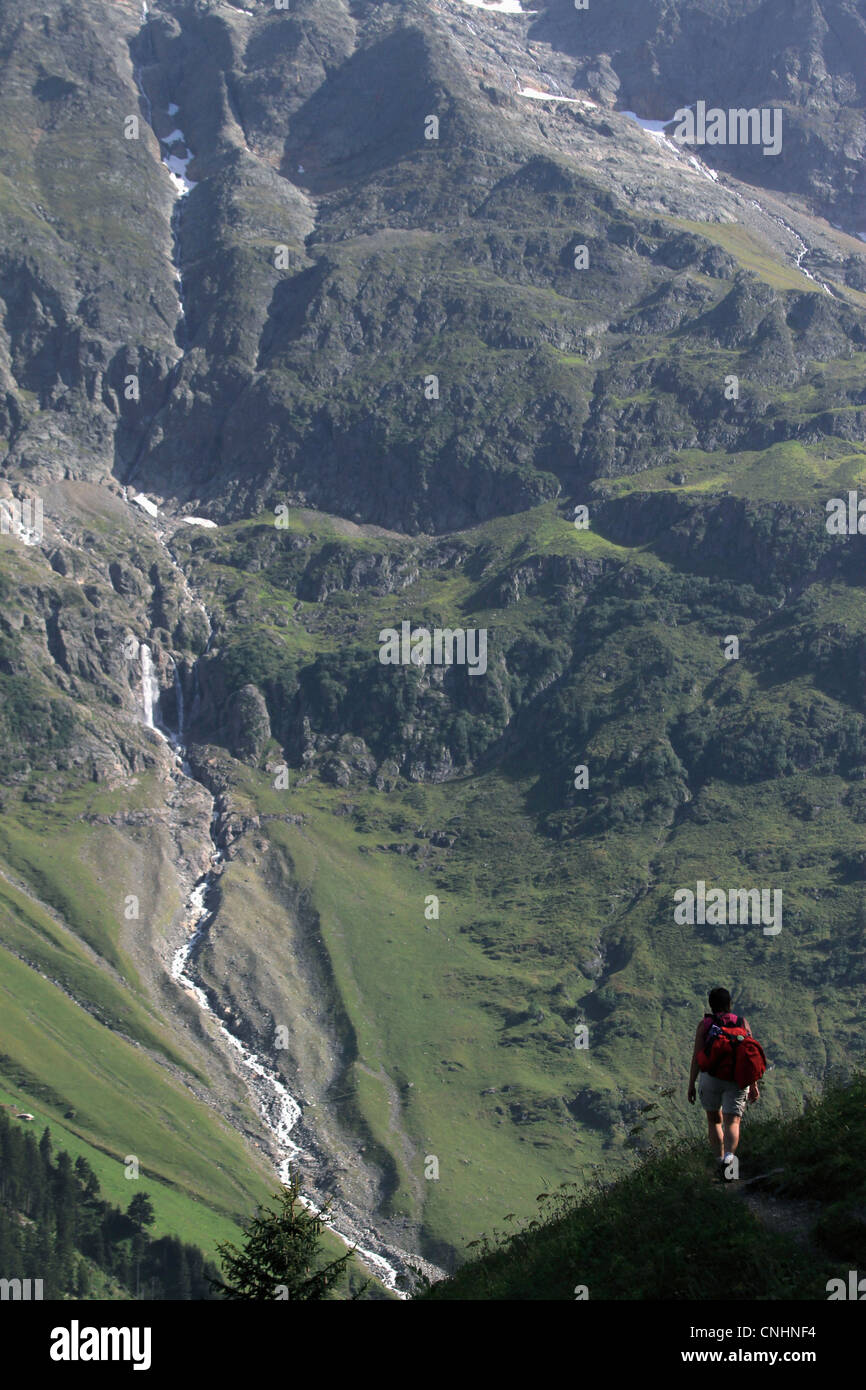 Ein Wanderer auf einem Pfad, Breithorn-Berg, Schweiz Stockfoto
