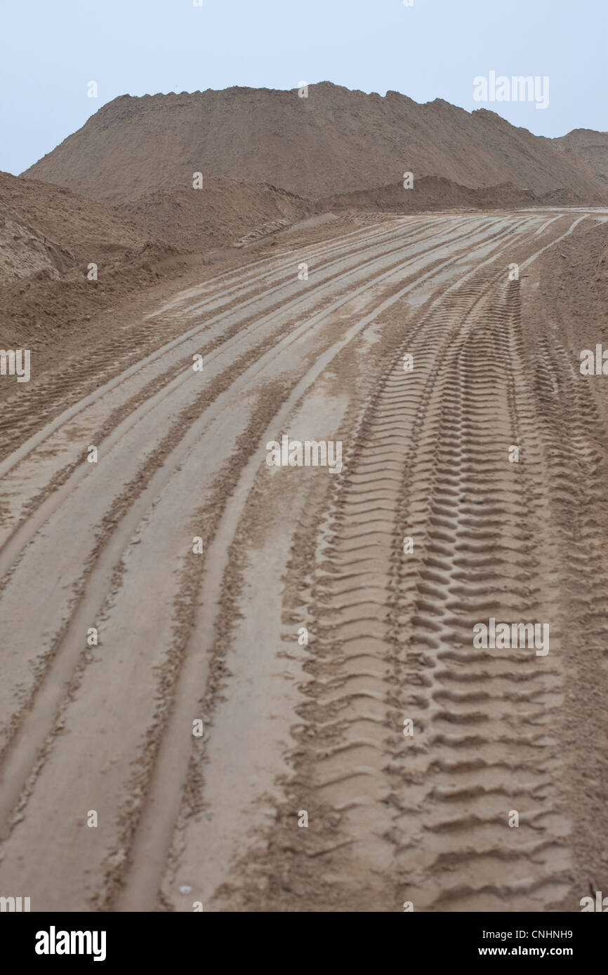 Ein Feldweg an einem Steinbruch Stockfoto