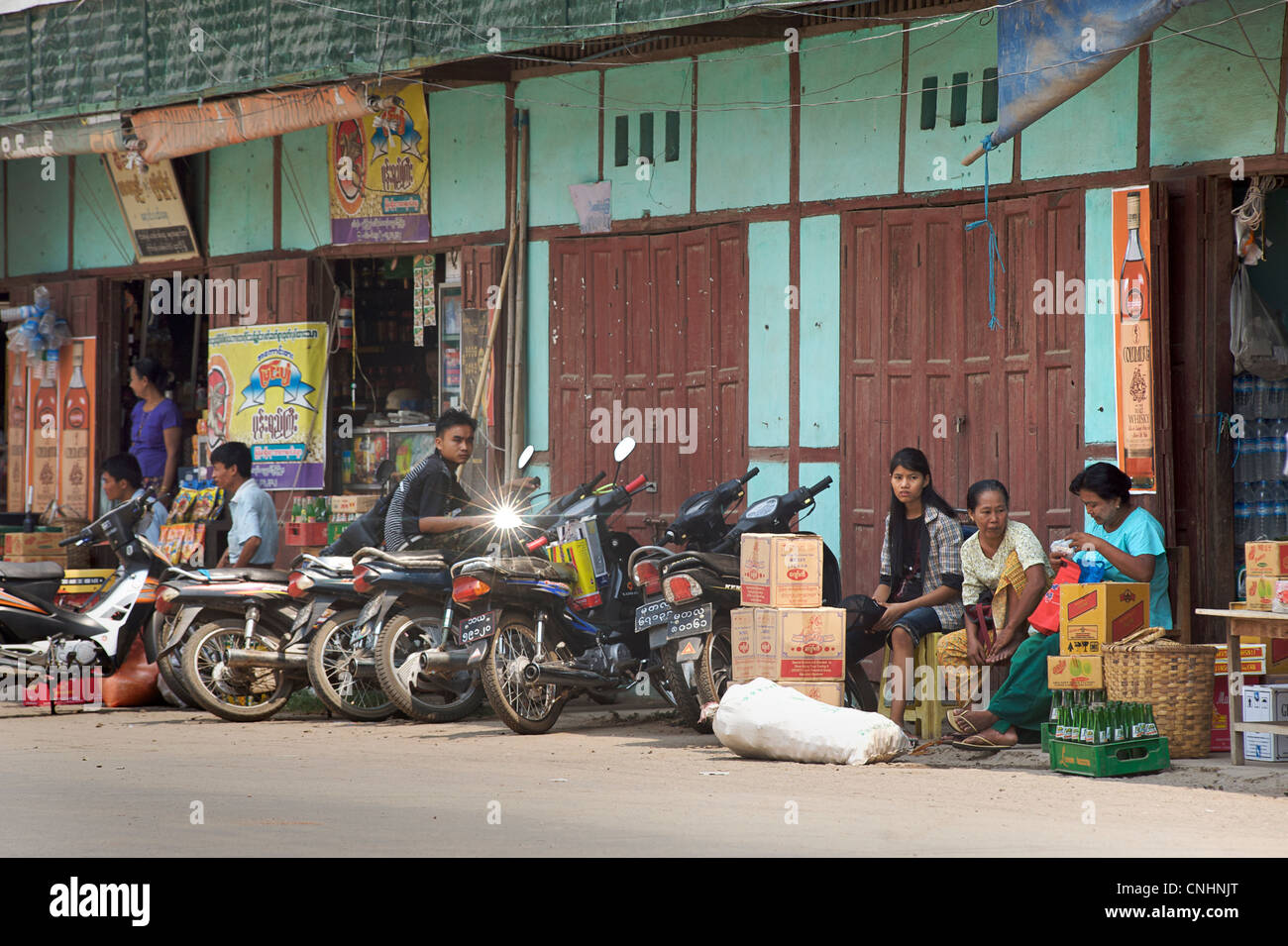 Straßenszene - Geschäfte in Nyaung U, in der Nähe von Bagan, zentrale Birma. Myanmar Stockfoto