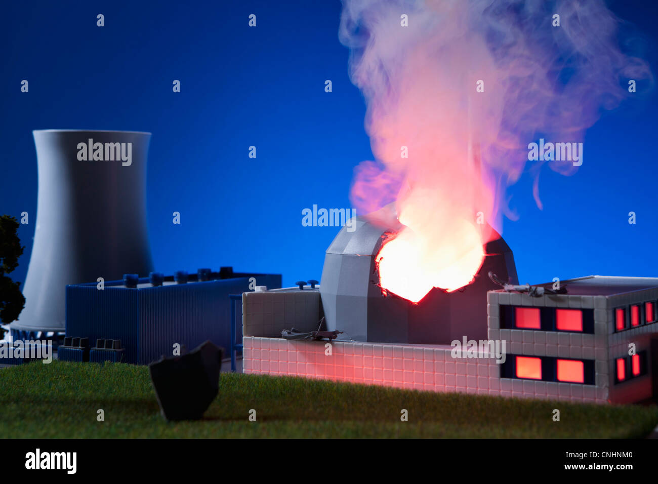 Ein Modell Maßstab eines Kernkraftwerks in Brand Stockfoto