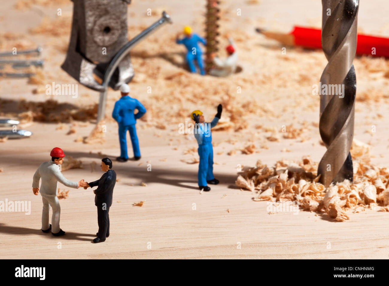 Ein Diorama einer Miniatur-Baustelle Vorarbeiter Händeschütteln mit Geschäftsmann Stockfoto