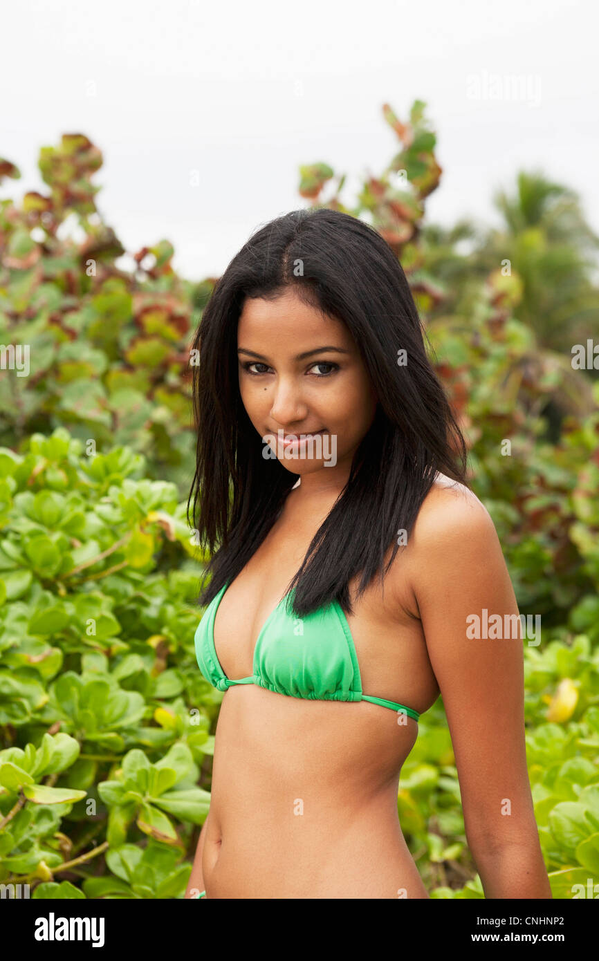 Eine schöne junge Frau im Bikini posieren am Strand Stockfotografie - Alamy