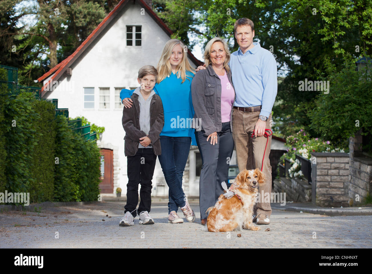 Ein Porträt einer Familie von vier und ihr Hund Stockfoto