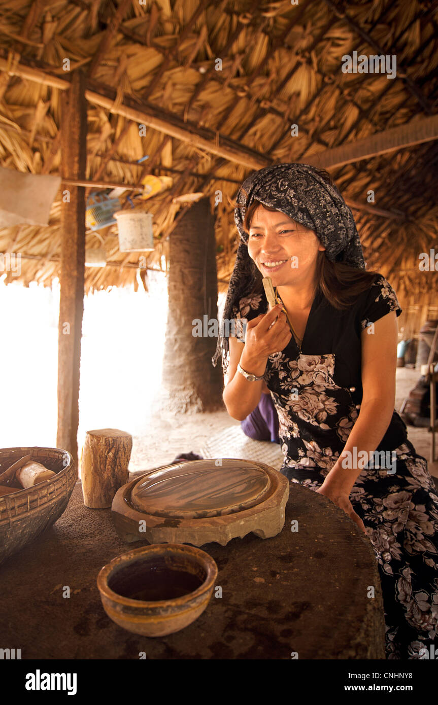 Burmesische Frau Anwendung bilden unterscheidend Burmesen namens Thanaka auf ihrem Gesicht, Burma. Modell veröffentlicht Stockfoto
