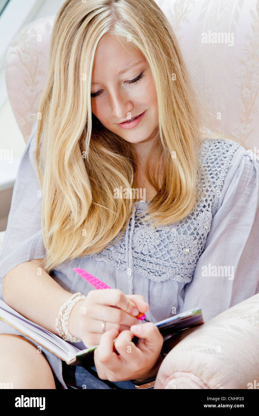 Ein junges Mädchen in ihr Tagebuch zu schreiben Stockfoto