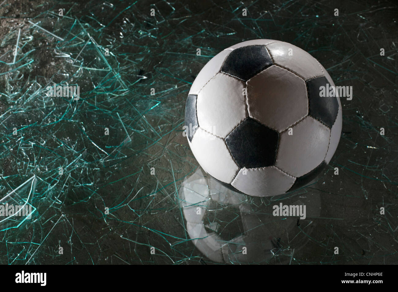 Ein Fußball auf Glasscherben Stockfoto