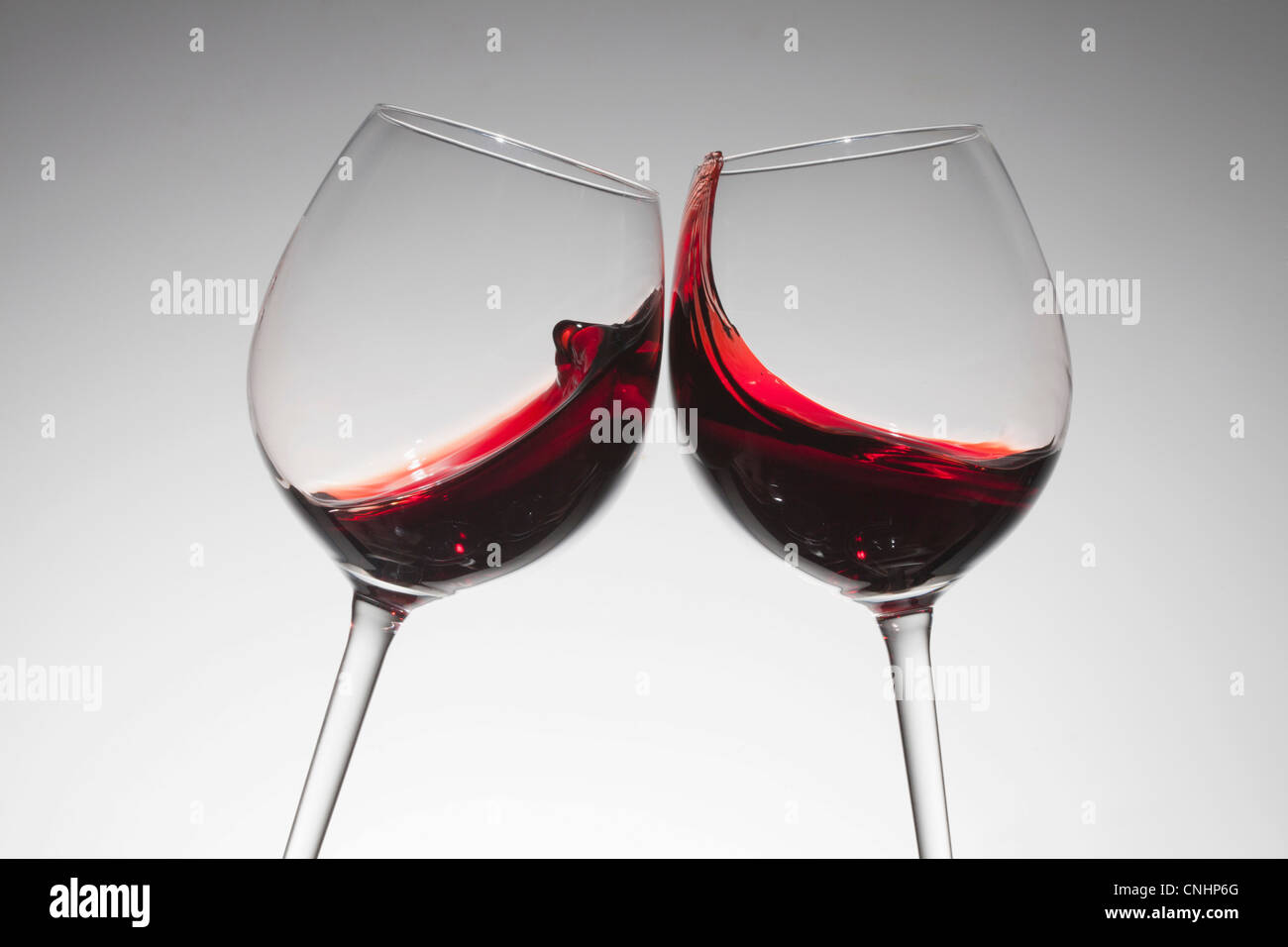 Toasten mit zwei Gläser Rotwein Stockfoto