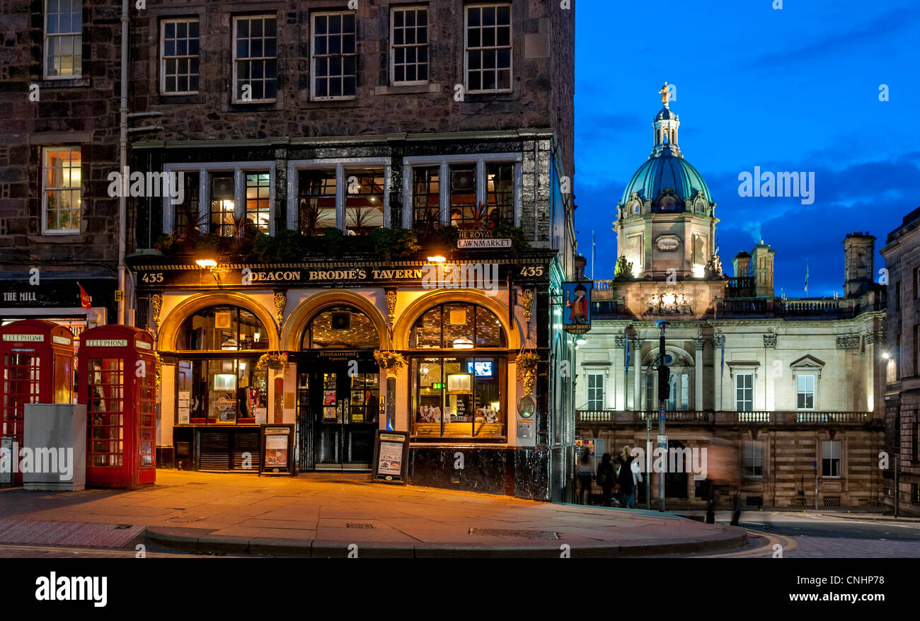 Der berühmte Diakon Brodies Pub auf der Royal Mile in Edinburgh, Schottland, Straßenszene Stockfoto