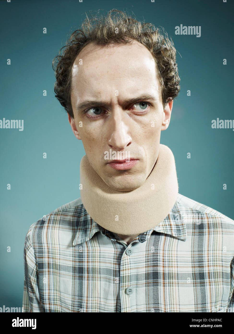 Ein unzufrieden Mann tragen einer Halskrause und verdächtig auf der Seite suchen Stockfoto