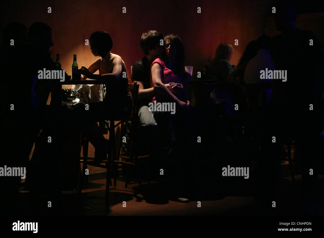 Besucher in Retro-Musik-Club in Prag, Tschechien. Stockfoto