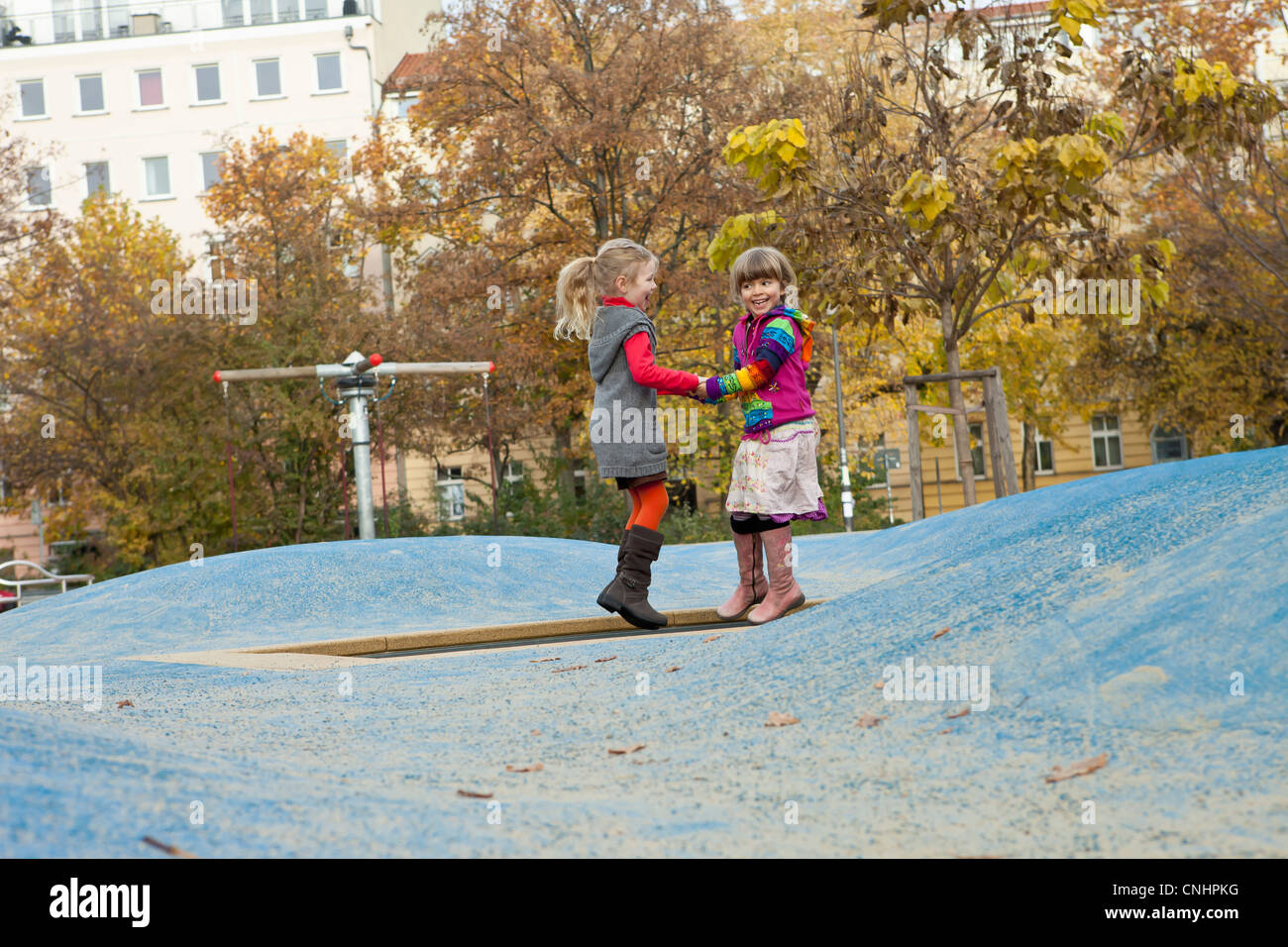 Zwei Mädchen bounce auf kleinen Trampolin im park Stockfoto