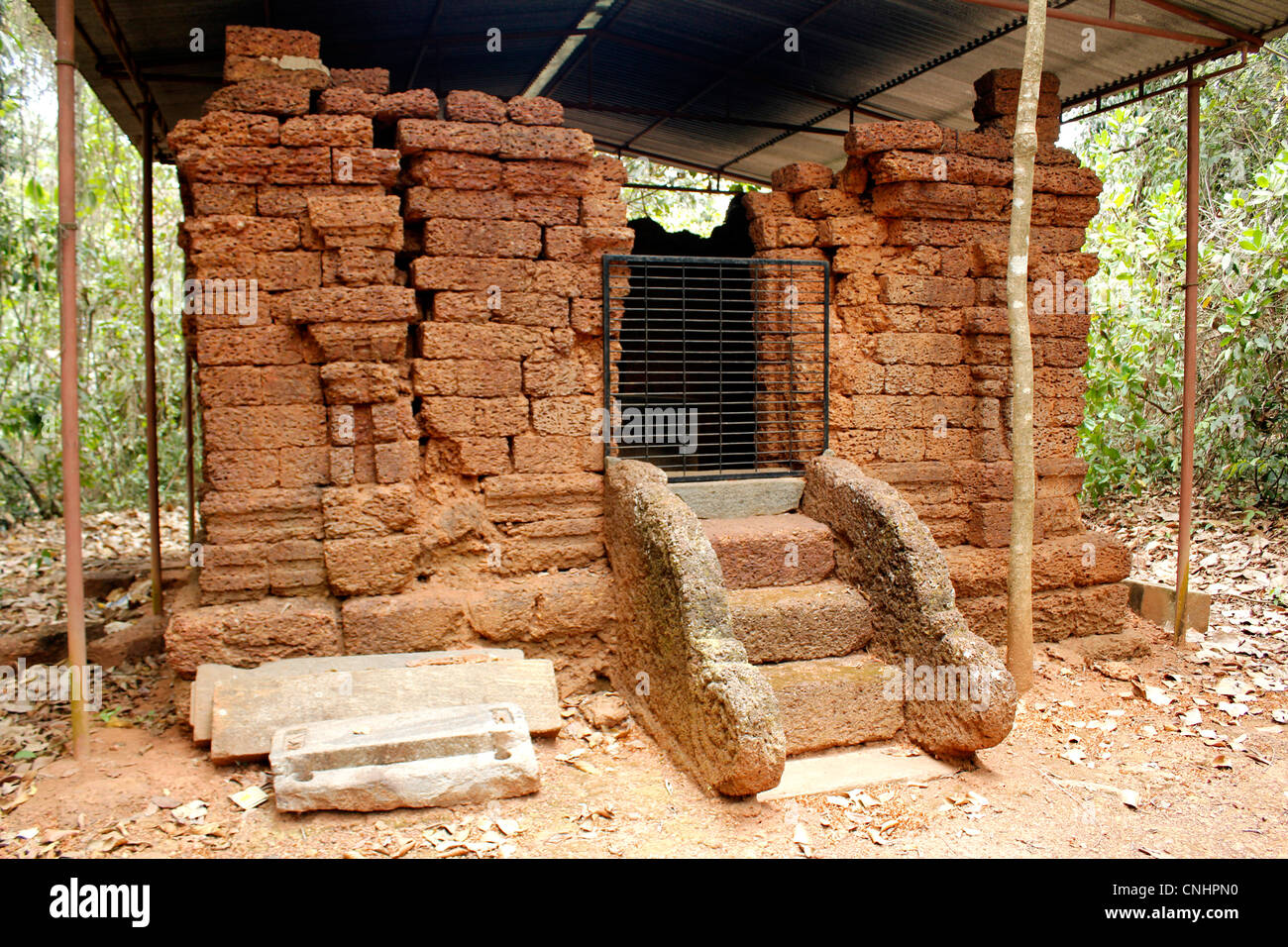 alte baufällige Shiva-Tempel in einem Innenraum ländlichen Dorf in Kerala, Indien Stockfoto