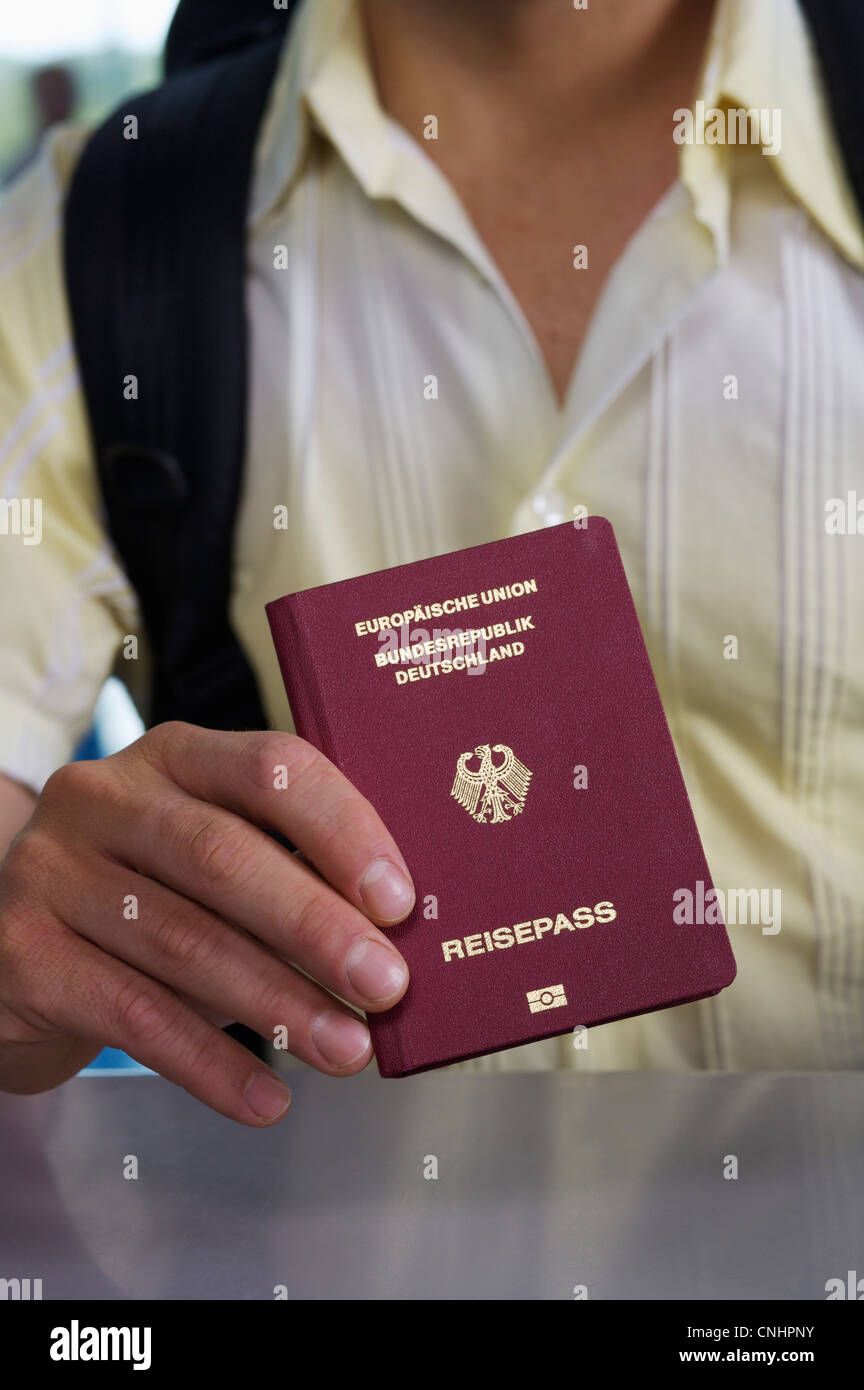 Detail eines Mannes, der Besitz eines deutschen Passes Stockfoto
