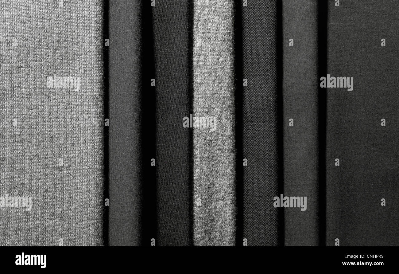 Unterschiedlichen Schattierungen von grau Textilien hängen in einer Reihe Stockfoto