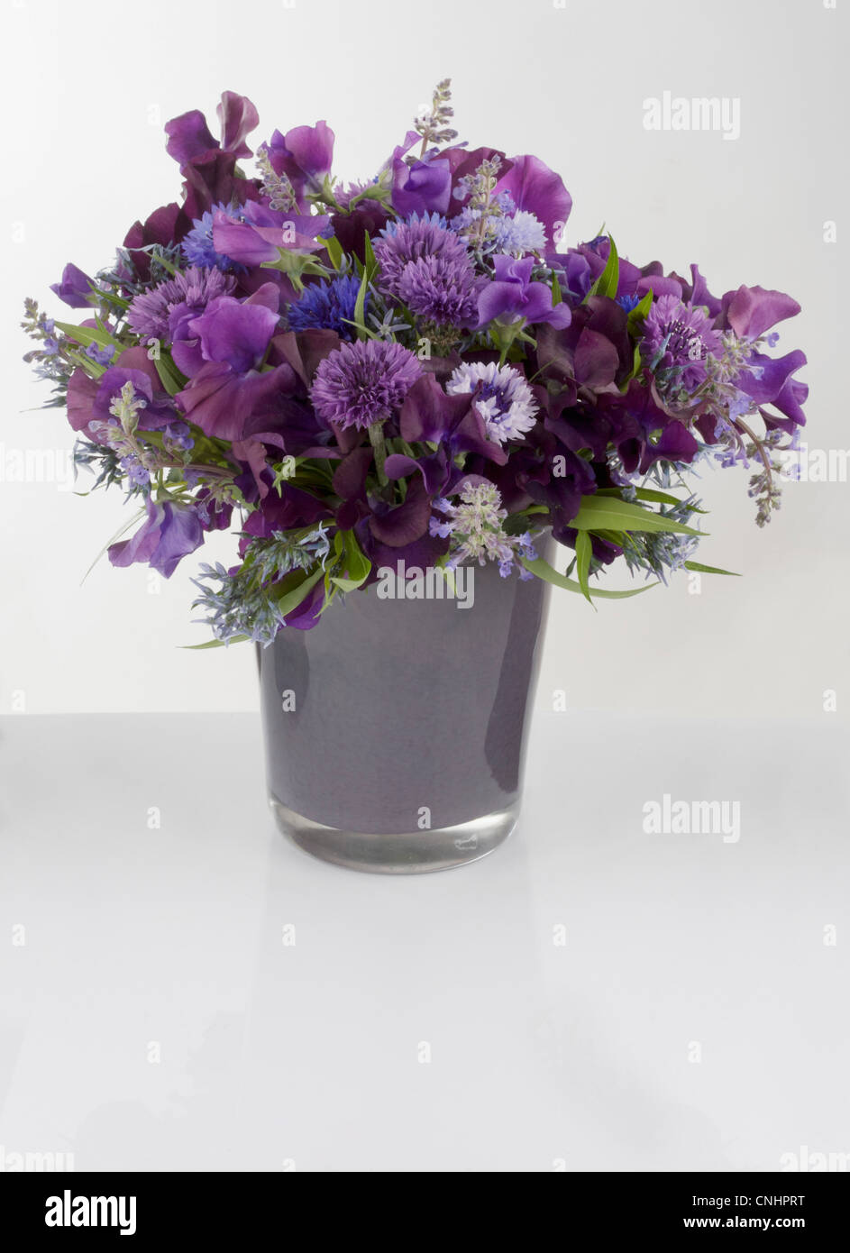Ein lila Blumenstrauß in einer vase Stockfoto