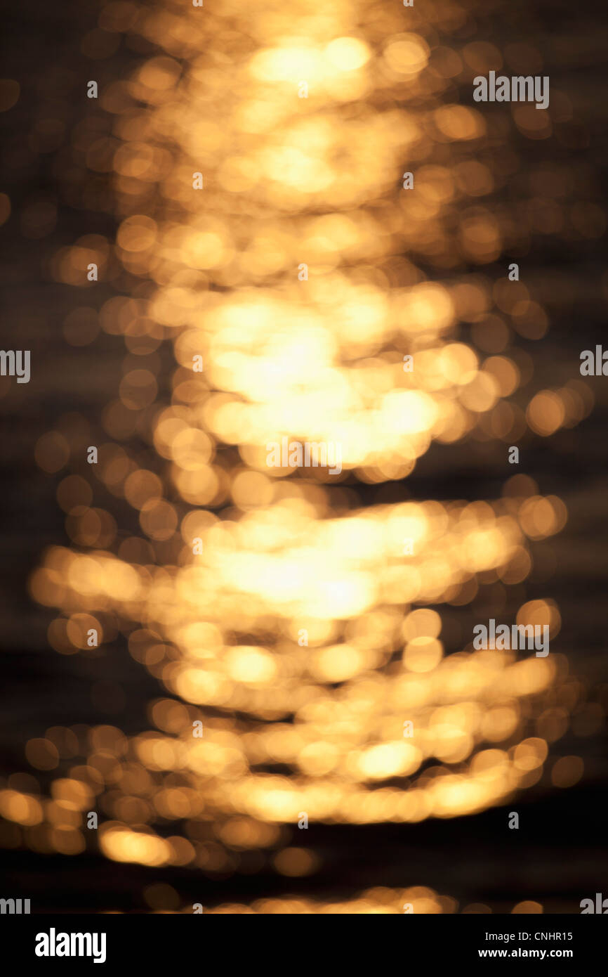 Sonnenlicht auf full-Frame, wellige Wasser, soft-Fokus Stockfoto