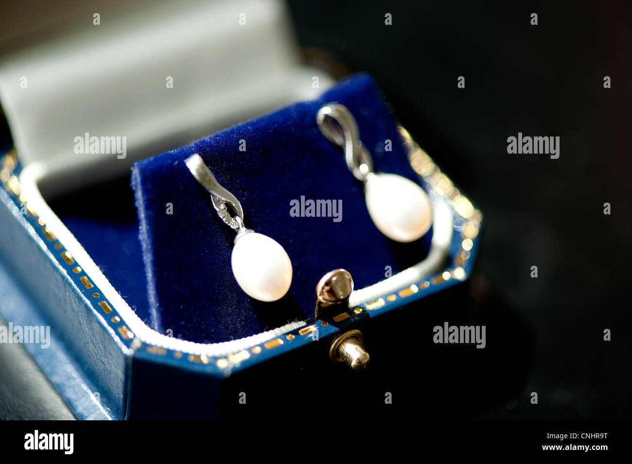 paar Silber und Perlmutt Antik Ohrringe in einen blauen samt Schmuck-Box am Tag der Hochzeit für "etwas altes" "etwas Blaues" Stockfoto