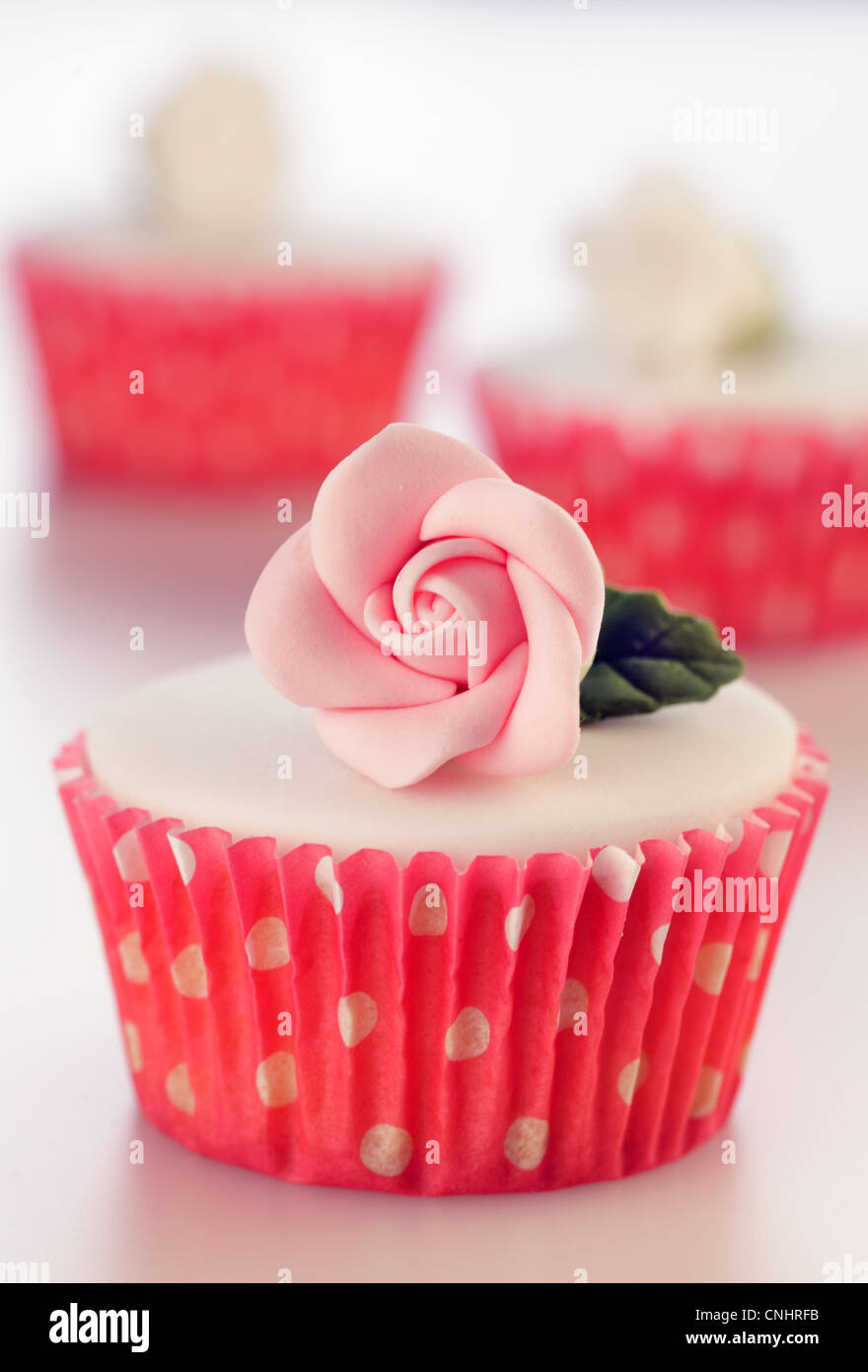 ROSA UND WEIßE ROSE CUPCAKE Stockfoto