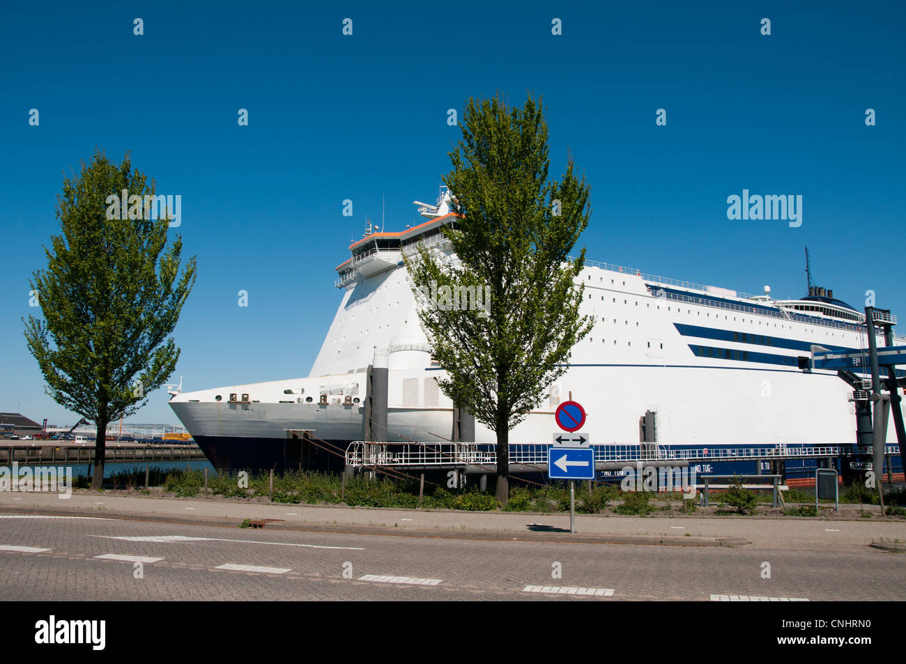 Kreuzfahrtschiff und Terminal in Holland Stockfoto