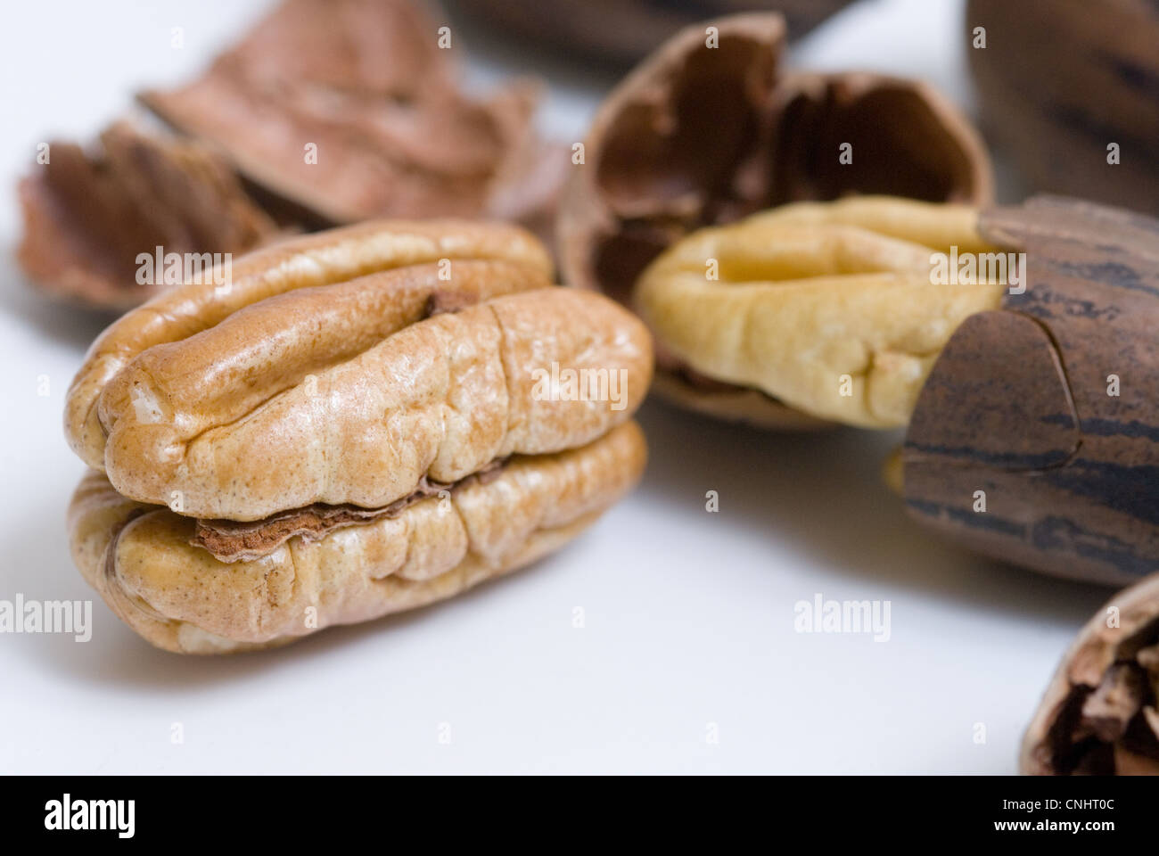 Nahaufnahme von geschälten rissige Pekannuss schließen sich. Stockfoto