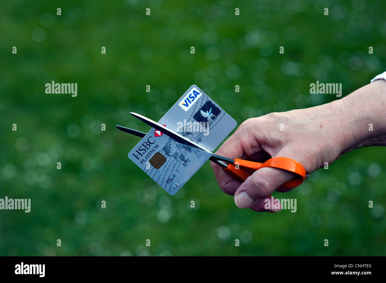 Kreditkarten zum Schuldenabbau zerschnitten. Namen und Kontodaten im Foto-Shop für Sicherheit herausgenommen. Stockfoto