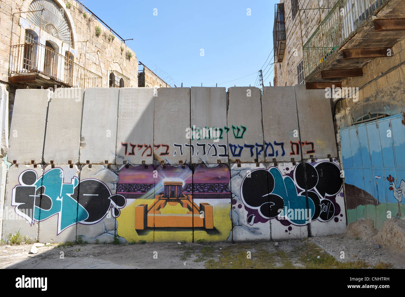 Palästinensische Stadt Hebron unter israelische Besatzung, Al Shuhhada Street, israelische Extremisten Graffiti für den Wiederaufbau des Tempels Stockfoto