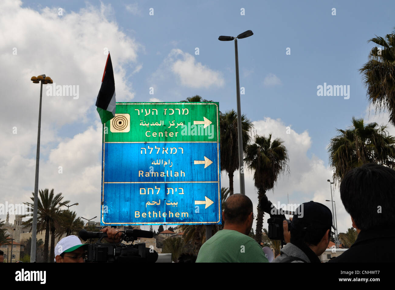 Palästinensische nationale Flagge fliegt von Straßenschild in Damaskus-Tor, Altstadt, Ost-Jerusalem am Tag des Bodens 30. März 2012 Stockfoto