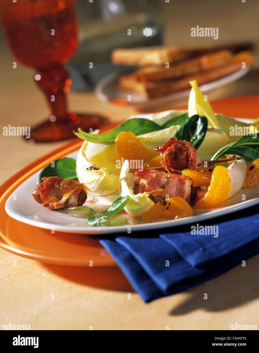 Chicoree-Salat mit Datteln in einer Speck - Mantel Stockfotografie - Alamy